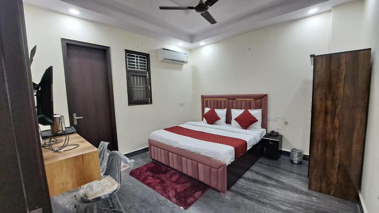 Deluxe Hotel