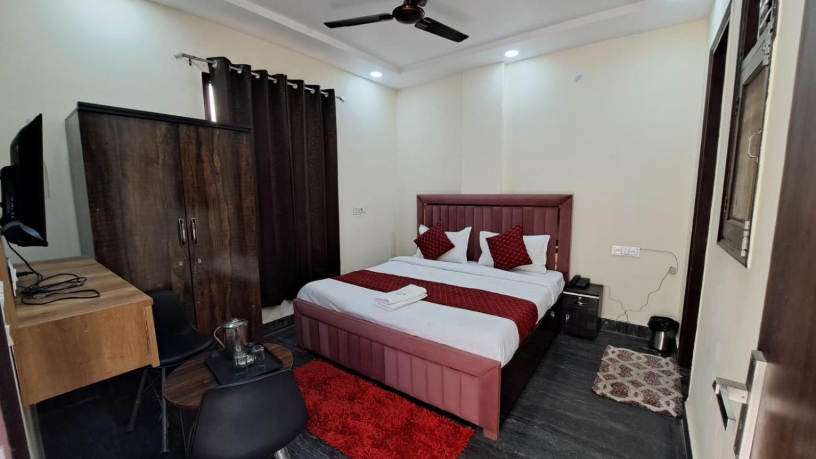 Hotel Deluxe