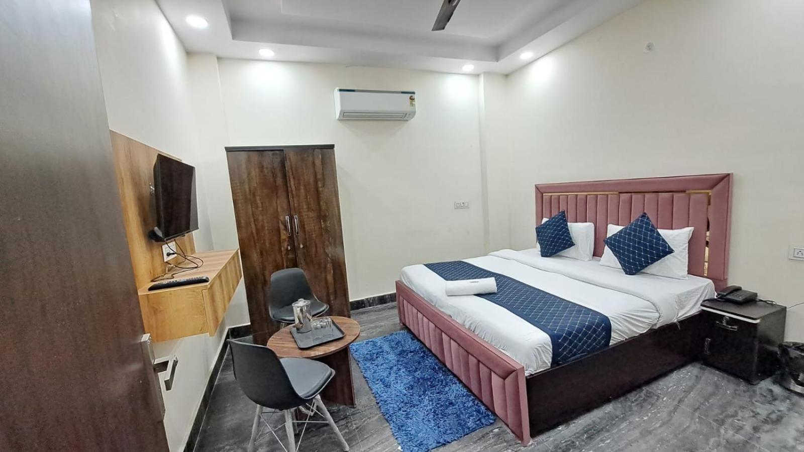 Deluxe Hotel New Delhi
